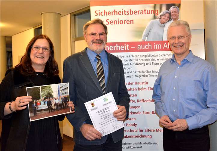 Landrat Frank Puchtler (re.) und die Leiterin des Seniorenbüros „Die Brücke“, Uschi Rustler (li.), wünschten dem neuen Seniorensicherheitsberater Christian Patzke (Mitte) viel Erfolg bei der Ausübung dieses wichtigen Ehrenamts. Foto: Uwe Rindsfüßer/Kreisverwaltung