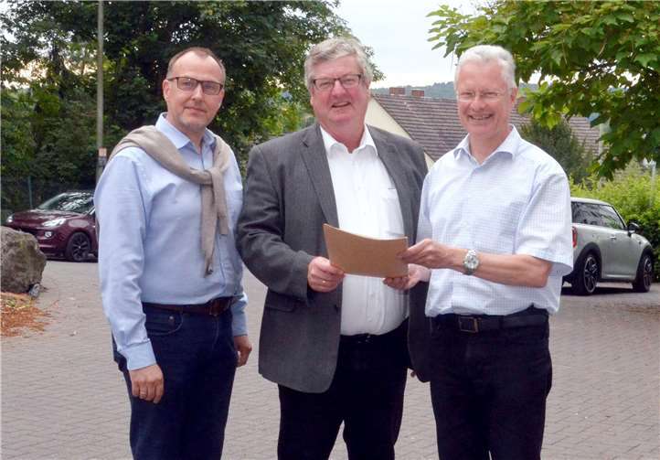 Landrat Frank Puchtler (rechts) überreicht den Förderbescheid an Stadtbürgermeister Frank Dobra (Mitte) und den Bürgermeister der Verbandsgemeinde, Michael Schnatz (links). Foto: Uwe Rindsfüßer