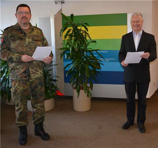 Landrat Frank Puchtler übergibt den Amtshilfeantrag persönlich an Oberstleutnant Christoph Caspari von der Bundeswehr.Foto: Kreisverwaltung RLK