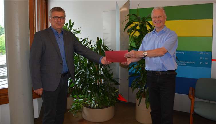 Landrat Frank Puchtler überreichte eine Förderung in Höhe von 2500 Euro. Foto: privat