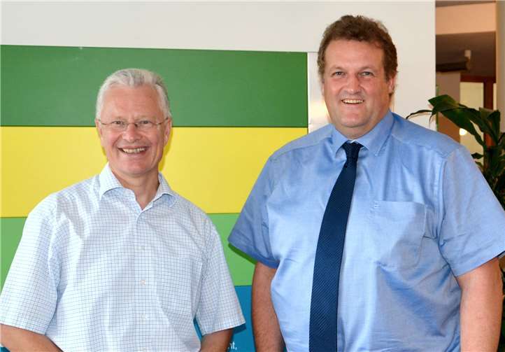 Landrat Frank Puchtler und Aarbergens Bürgermeister Matthias Rudolf trafen sich im Kreishaus zu einem ersten Meinungsaustausch. Foto: Uwe Rindsfüßer