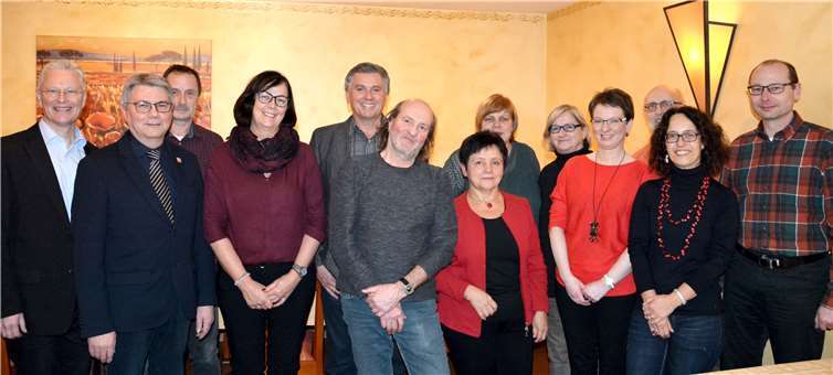 Landrat Frank Puchtler und Büroleiter Friedhelm Rücker (von links) gratulierten den Mitarbeiterinnen und Mitarbeitern herzlich zu ihren Dienstjubiläen. Rindsfüßer, Uwe