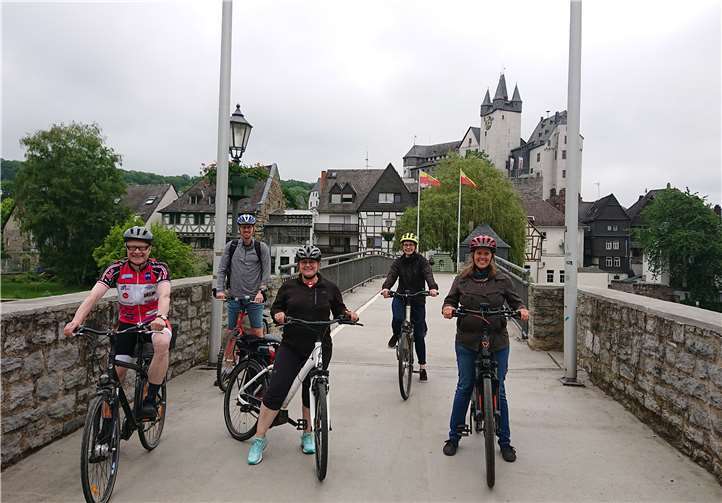 Landrat Frank Puchtler und Jasmin Lemler bei der gemeinsamen Radtour mit Jo-hannes Baumann (Westerwaldkreis), Mira Stockmann (Stadt Limburg) und Verena Nijssen (Kreis Limburg-Weilburg). Foto: Rhein-Lahn-Kreis