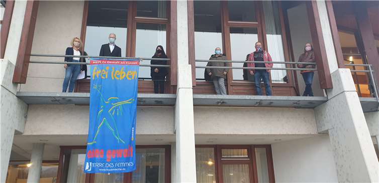 Landrat Frank Puchtler und Kolleg*innen der Verwaltung haben gemeinsam mit Dorothee Milles-Ostermann, Gleichstellungsbeauftragter des Rhein-Lahn-Kreises, die Fahne am Kreishaus gehisst. Foto: Rhein-Lahn-Kreis