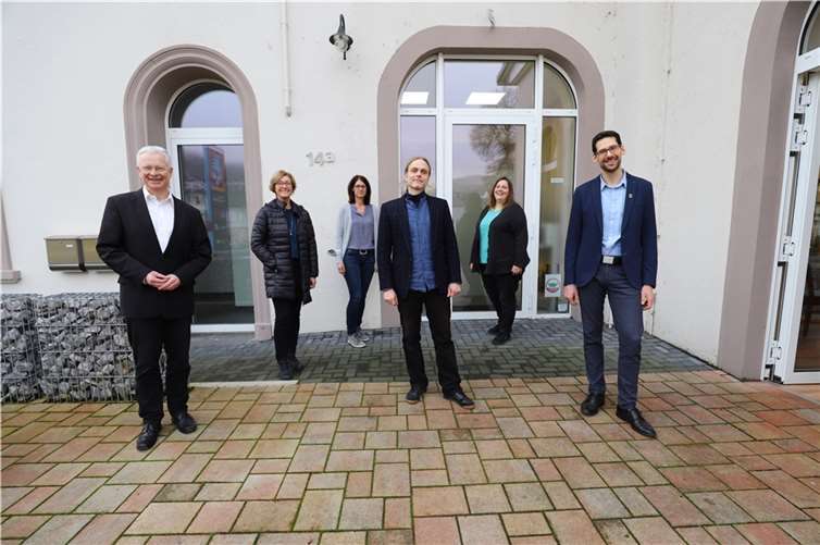Landrat Frank Puchtler und Stadtbürgermeister Manuel Liguori informieren sich bei Leiter Markus Kasnitz, der Stellvertretenden Leiterin Gaby Schild und den Sachbearbeiterinnen Nicole Mies und Sabrina Pera über den aktuellen Stand zum Zensus.Foto: Rhein-Lahn-Kreis