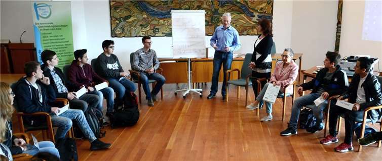 Landrat Frank Puchtler und die Gleichstellungsbeauftragte Alice Berweiler-Kaufmann begrüßten die Schülerinnen und Schüler der Realschule plus Bad Ems/Nassau im großen Sitzungssaal der Kreisverwaltung des Rhein-Lahn-Kreises. Rindsfüßer, Uwe