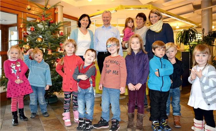 Landrat Frank Puchtler und die Kinder und Erzieherinnen der evangelischen Kindertagesstätte Arche Noah aus Bad Ems freuen sich über den prächtig geschmückten Weihnachtsbaum im Kreishaus.Rhein-Lahn-Kreis