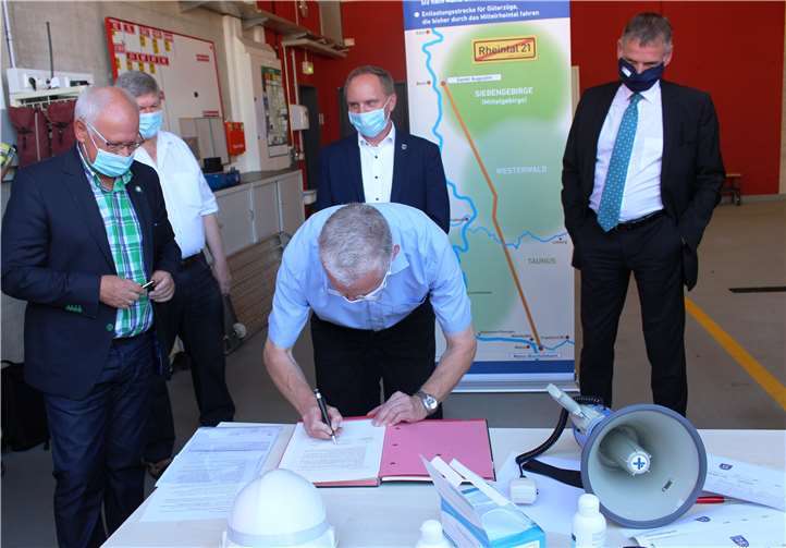 Landrat Frank Puchtler unterzeichnet die Resolution. Mit im Bild (v.l.n.r.): Lahnsteins Oberbürgermeister Peter Labonte, Willi Pusch von der Bürgerinitiative, der Bürgermeister der Verbandsgemeinde Loreley, Mike Weiland sowie der Landrat des Rheingau-Taunus-Kreises, Frank Kilian.Fotos: Eva Dreiser / Stadtverwaltung Lahnstein