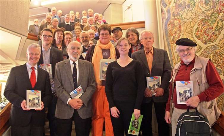 Landrat Frank Puchtler (vorne links) dankt den ehrenamtlichen Autoren bei der Vorstellung des Heimatjahrbuches 2016. Willi Willig