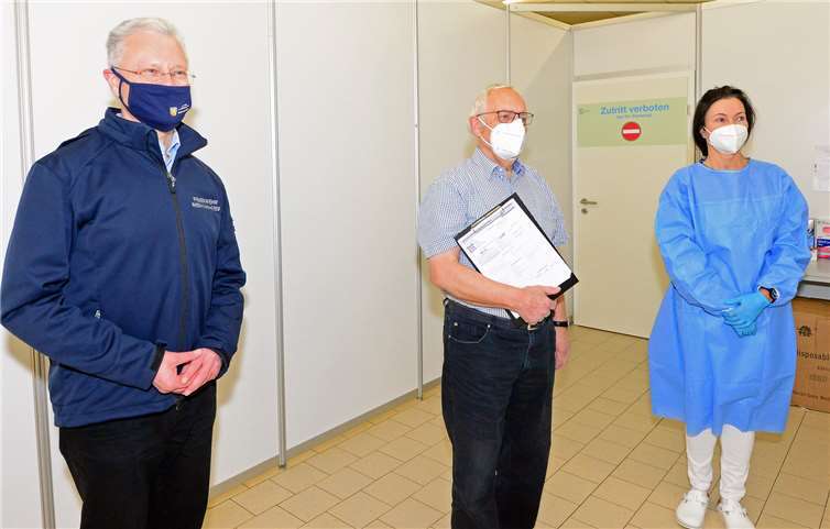 Landrat Frank Puchtler war beim ersten Impfvorgang persönlich anwesend. Dr. phil. Bernhard Löcher war der erste Impfling und zur Seite stand ebenfalls die Medizinische Fachkraft Elke Johann-Köppen. (v.l.) Fotos: US