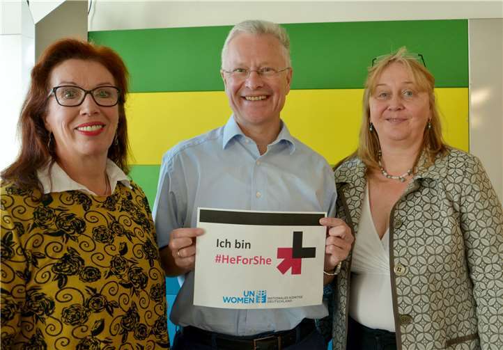 Landrat Frank Puchtler weiß, dass auch die Männer gefordert sind, wenn es um die Gleichberechtigung der Frau geht und setzt sich gemeinsam mit der Gleichstellungsbeauftragte des Rhein-Lahn-Kreises, Alice Berweiler-Kaufmann, und Corinna Witzel, Vorstandsmitglied von UN-Women Deutschland, für die Solidaritätskampagne „#HeforShe“ ein. Uwe Rindsfüßer