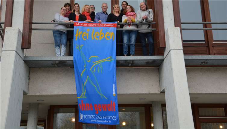 Landrat Frank Puchtler zeigte gemeinsam mit der Gleichstellungsbeauftragten des Rhein-Lahn-Kreises Dorothee Milles-Ostermann und zahlreichen Mitarbeitern der Verwaltung Flagge. Foto: Rhein-Lahn-Kreis