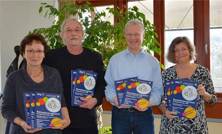 Landrat Frank Puchtler zeigte sich begeistert von dem vielfältigen Programm, das die Kreisvolkshochschule auch im Sommersemester flächendeckend im Kreis anbietet. Die Mitarbeiter der KVHS-Geschäftsstelle Doris Zaun (links), Christoph Lehmler (zweiter von links) und Marietta Hartwig (rechts) mit Landrat Puchtler (zweiter von rechts). Marietta Hartwig