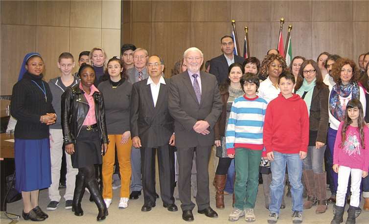 Landrat Frithjof Kühn (2. v. r.) umgeben von Neubürgerinnen und Neubürgern des Rhein-Sieg-Kreises. Rhein-Sieg-Kreis