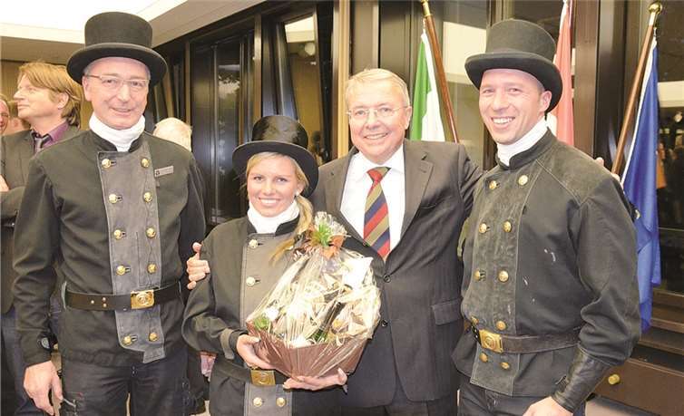 Landrat Frithjof Kühn bei seinem Geburtstags-Empfang mit drei besonderen Glücksboten. privat