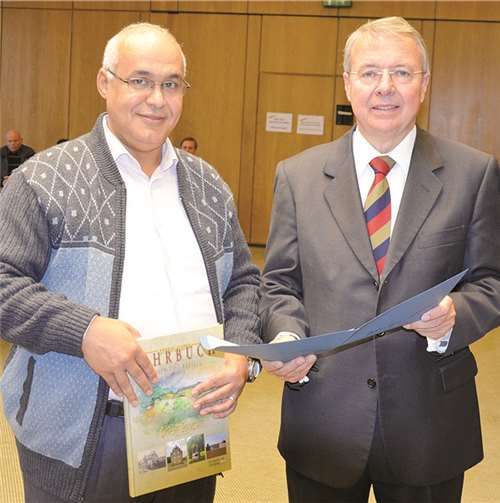 Landrat Frithjof Kühn mit Abdelouahed El Hayani, einem der neuen deutschen Staatsbürger. Kreis Rhein-Sieg