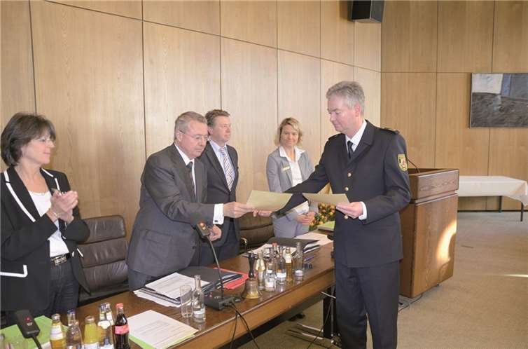 Landrat Frithjof Kühn überreicht Dirk Engstenberg die Urkunde.  Privat