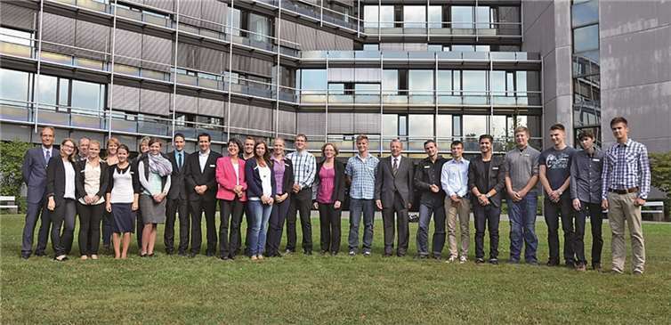 Landrat Frithof Kühn und Kreisdirektorin Annerose Heinze mit den neuen Auszubildenden der Kreisverwaltung.Privat