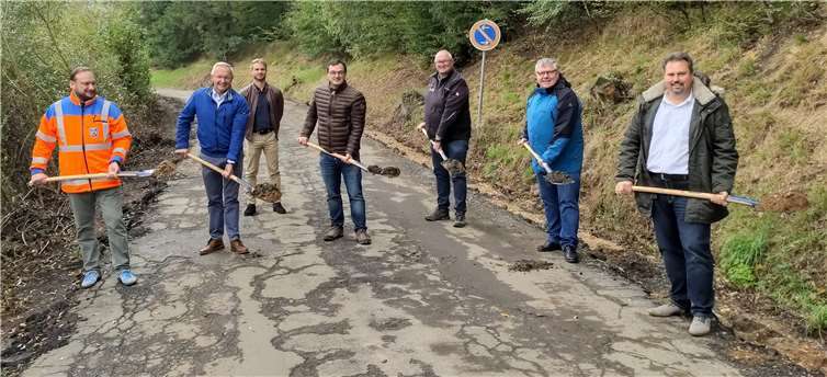 Landrat Hallerbach (2.v.l.) eröffnet mit Bernd Cornely vom LBM (4.v.l.), 1. Kreisbeigeordnetem Michael Mahlert (2.v.r.) und Verbandsbürgermeister Michael Christ (r.) sowie weiteren Vertretern des LBM, der Verwaltung und der bauausführenden Firma symbolisch mittels Spatenstich die Sanierung der Kreisstraße 55.