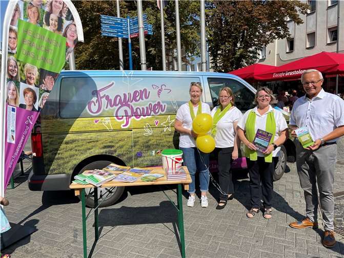 Landrat Hallerbach besuchte die Landfrauen bei ihrem Stopp auf dem Luisenplatz. Foto: Kreisverwaltung Neuwied