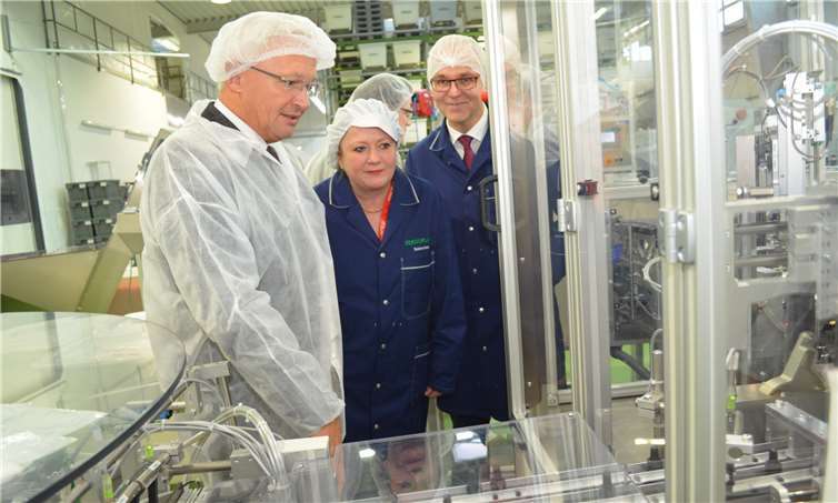 Landrat Hallerbach freut sich über Sensoplat-Produkte „made in Landkreis Neuwied“. Er besuchte den in Oberhonnefeld beheimateten Hersteller von Schraubverschlüssen und Dosiersystemen und machte sich vor Ort ein Bild von der guten Unternehmensentwicklung. Das Foto zeigt (v.l.n.r.) Achom Hallerbach im Gespräch mit Prokuristin Sabine Steinborn-Dornan und Geschäftsführer Frank Busch.