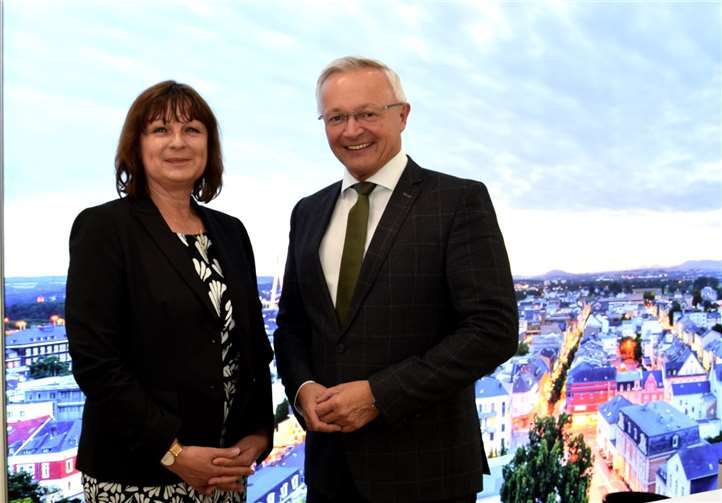 Landrat Hallerbach und Brigitte Nilges vereinbarten einen regelmäßigen Kontakt und Austausch.Foto: Kreisverwaltung