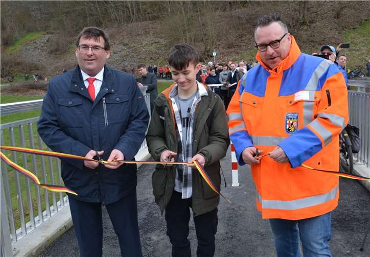 Landrat Jörg Dennighoff und Verkehrsstaatssekretär Andy Becht eröffneten den ausgebauten Streckenabschnitt.  Foto: Kreisverwaltung/Saskia Daubach-Metz