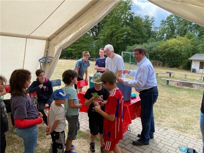 Landrat Jörg Denninghoff brachte Eis mit.  Foto: Rhein-Lahn-Kreis