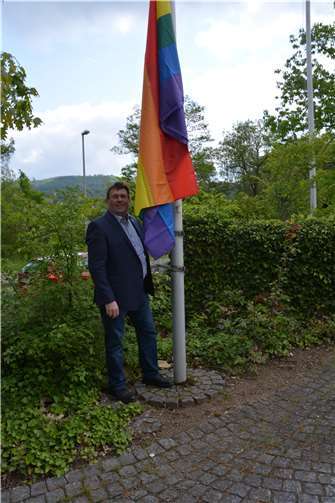 Landrat Jörg Denninghoff kümmerte sich persönlich darum, dass die Fahne nun am Kreishaus weht.  Foto: Kreisverwaltung/ Saskia Daubach-Metz