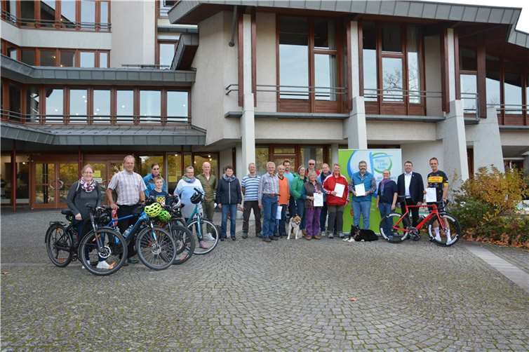 Landrat Jörg Denninghoff und Klimaschutzmanagerin Jasmin Lemler mit einigen Aktiven der diesjährigen Aktion Stadtradeln. Quelle: Rhein-Lahn-Kreis
