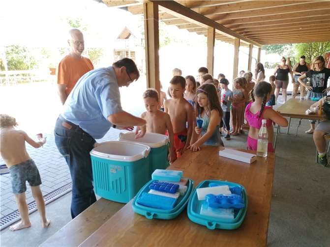 Landrat Jörg Denninghoff verteilte Eis im AWO-Ferienlager auf dem Aspich in Lahnstein.  Foto: Rhein-Lahn-Kreis