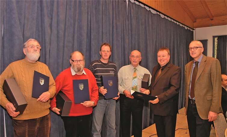 Landrat Jürgen Pföhler (2.v.r.) und Kreisveterinär Dr.Bernd Schmitt konnten den Sachverständigen (v.l.) Friedhelm Brune, Heinz Stollenwerk, Maekus Schmitz und Alois Hoffmann die Dankurkunden überreichen. SES