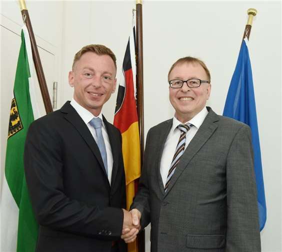 Landrat Jürgen Pföhler gratulierte Daniel Stellmacher-Huck (li.). privat