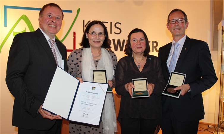 Landrat Jürgen Pföhler zeichnete herausragendes ehrenamtliches Engagement mit der Ehrenplakette des Kreises Ahrweiler aus; Landrat Jürgen Pföhler, Luitgard Näkel, Ulrike Kaiser (Vorsitzende Kinderschutzbund Kreisverband Ahrweiler), Peter Jansen (von links). DU