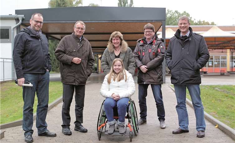 Landrat Kaul, Schulleiter Fischer und die Sponsoren des neuen Barrierefreien Zugangs.Privat