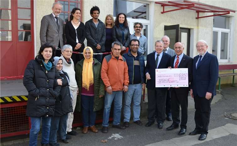 Landrat Kühn (4.v.r.), Musa Ataman, Vorsitzender der Kurdischen Gemeinschaft Rhein-Sieg/Bonn e.V. (2.v.r.), Neubürgerbeauftragter Ludwig Neuber (r.), Stephan Liermann, Leiter des Kreissozialamtes (3.v.r.) und Kreissozialdezernent Hermann Allroggen (o.l.). 