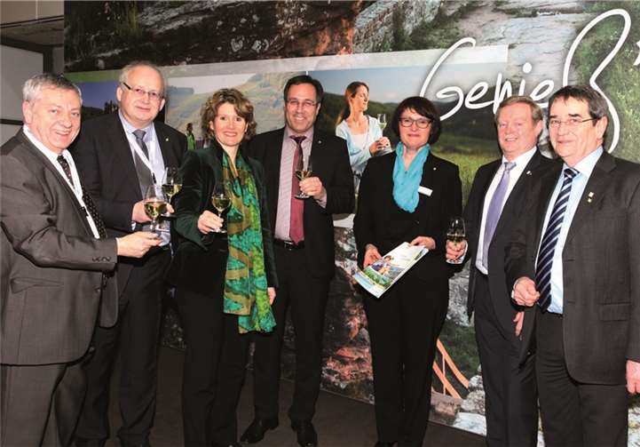 Landrat Manfred Schnur, Bürgermeister Karl-Heinz Simon (VG Zell), Ministerin Eveline Lemke, Landrat Gregor Eibes (Landkreis Bernkastel-Wittlich), Sabine Winkhaus-Robert (Geschäftsführerin Mosellandtouristik GmbH), Bürgermeister Manfred Führ (Treis-Karden), Bürgermeister Helmut Probst (Verbandsgemeinde Cochem).privat