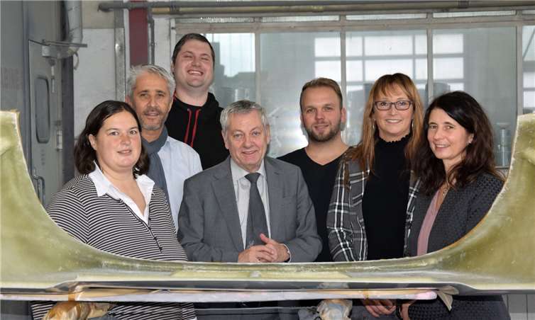Landrat Manfred Schnur (Mitte) besucht Martin Losen (3. von links) an dessen Arbeitsplatz. Das Foto zeigt sie mit Inhaberin Jutta Michels, Einrichtungsleiter Thomas Zenner (Caritas Werkstätten), Integrationsassistent Tino Pfitzner (Caritas Werkstätten), Ellen Weinem (Kreisverwaltung Cochem-Zell) und XTERN-Leiterin Doris Hein (von links). Foto: Caritas Werkstätten XTERN