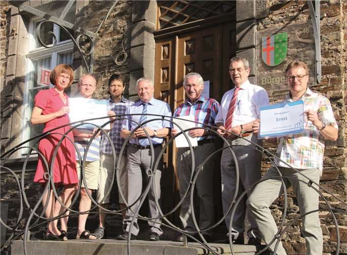 Landrat Manfred Schnur, Mitte, übergibt die Förderzusagen von Bund und Land an Ortsbürgermeister Joachim Barden, 3.v.r. Bürgermeister Helmut Probst, 2.v.r., freut sich mit der Gemeinde über die Zuwendungen. privat