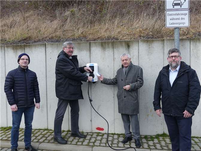 Landrat Manfred Schnur, Stadtbürgermeister Walter Schmitz und VG-Bürgermeister Wolfgang Lambertz übergaben die neue Ladestation ihrer Bestimmung. Fotos: TE