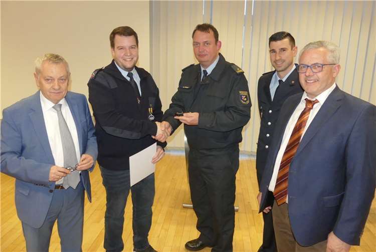 Landrat Manfred Schnur, VG-Bürgermeister Albert Jung, Kreisfeuerwehrinspekteur Markus Morsch und VG-Wehrleiter Tim Etzkorn überreichten Urkunden und Medaillen. Fotos: TE