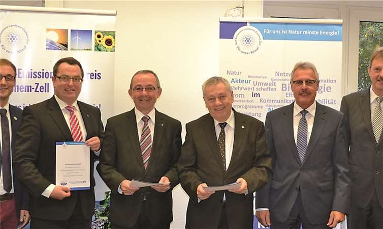 Landrat Manfred Schnur (Vierter von rechts) unterzeichnet gemeinsam mit den fünf Vorstandsvertretern der Genossenschaftsbanken im Landkreis Cochem-Zell die Premiumvereinbarung (von links): Dirk Barbye, Geschäftsführer „unser-klima-cochem-zell“, Thomas Berens, Klimaschutzmanager, Peter van Moerbeeck, Vorstand Vereinigte Volksbank Raiffeisenbank, Walter Hoff, Vorstand Raiffeisenbank Zeller Land, Rudolf Nieswand, Vorstand Raiffeisenbank Eifeltor, Heinrich-Josef Blümling, Vorstand Raiffeisenbank Moselkrampen, und Thomas Welter, Vorstand Raiffeisenbank Eifeltor.privat