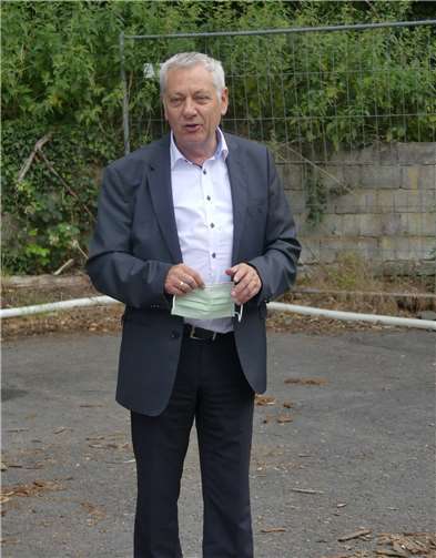 Landrat Manfred Schnur begrüßte alle Offiziellen zum Spatenstich für die neue Kreisstraße 18.