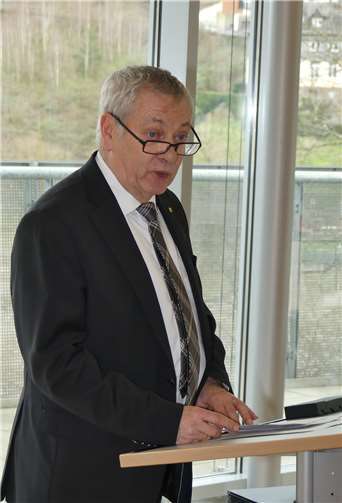 Landrat Manfred Schnur begrüßte als Gastgeber und Hausherr die zu Ehrenden nebst Familien im großen Sitzungssaal des Kreishauses.