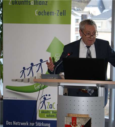 Landrat Manfred Schnur begrüßte alsGastgeber alle Anwesenden und hielteinen Rückblick auf die regionaleWirtschaftsentwicklung im vergangenen Jahr.