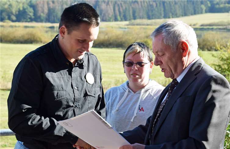 Landrat Manfred Schnur bei der Übergabe der Urkunden und der Zertifikate.