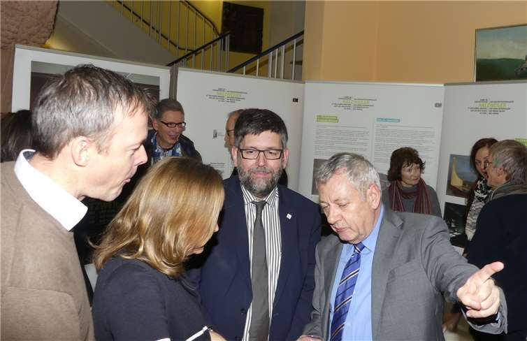 Landrat Manfred Schnur eröffnete die Ausstellung im Kreishausund bedankte sich bei allen engagierten Initiatoren und Unterstützern. Fotos: TE