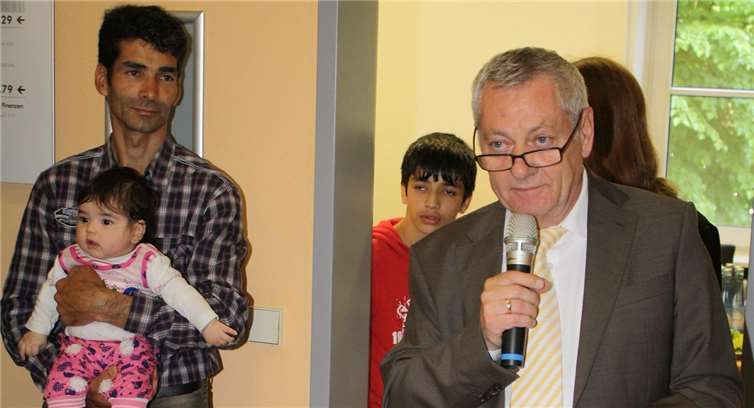 Landrat Manfred Schnur eröffnete die Fotoausstellung im Kreishaus und hieß die zahlreich anwesenden Besucher willkommen.