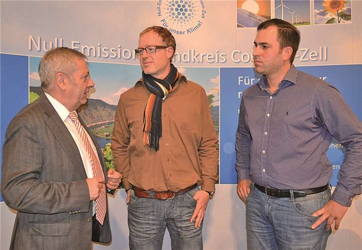 Landrat Manfred Schnur gibt gemeinsam mit Dr. Alexander Reis (IfaS) und Tobias Gruben (IfaS) den Projektstartschuss „Cochem-Zeller Energiedorf“(v.l.).