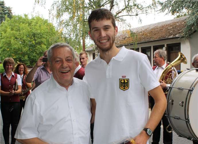 Landrat Manfred Schnur gratulierte im Namen des Landkreises Cochem-Zell und überreichte ein kleines Präsent.